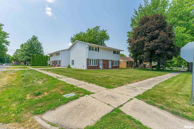 view of front of property featuring a front lawn