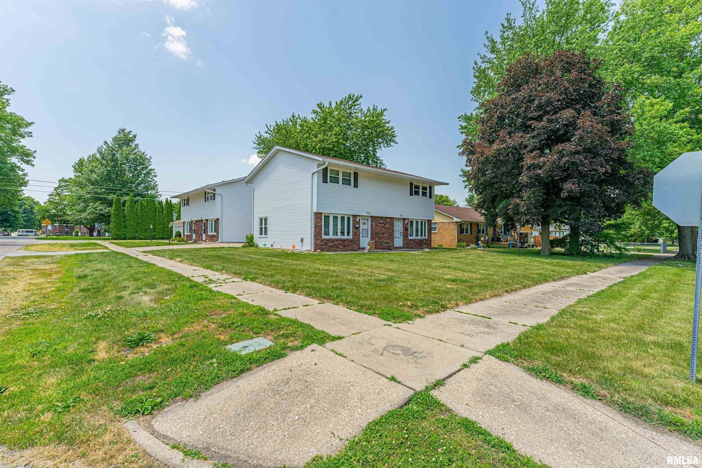 view of front of home featuring a front lawn