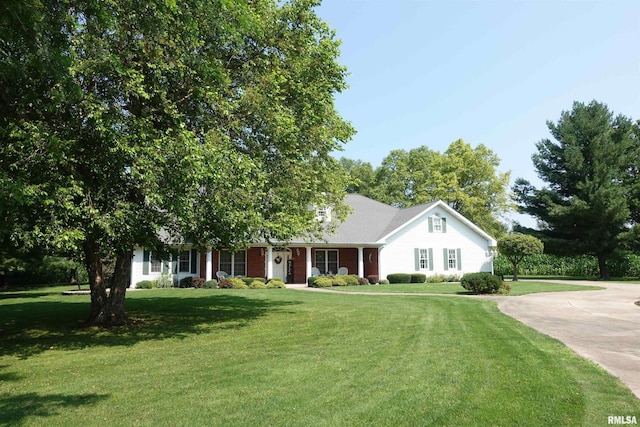 view of front of property featuring a front yard