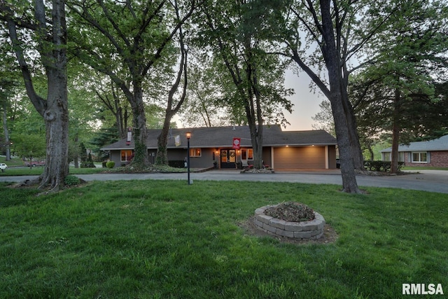 single story home featuring a lawn