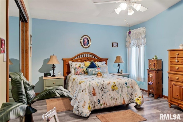 5001 Wildcat Run, Springfield, IL 62711 - bedroom with wood finished floors, a ceiling fan, and a closet