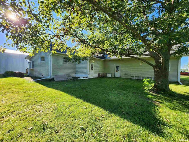 back of house featuring a lawn