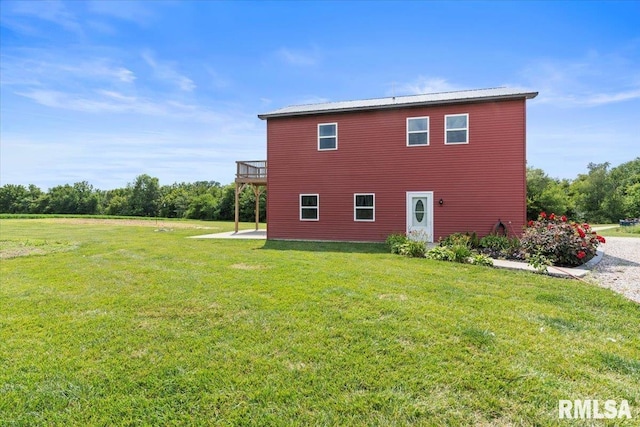 back of house featuring a lawn