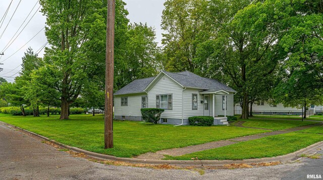 view of front facade with a front yard