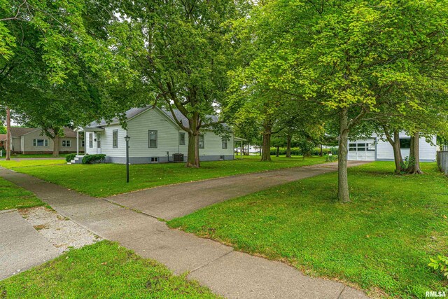 view of front of house featuring a front lawn