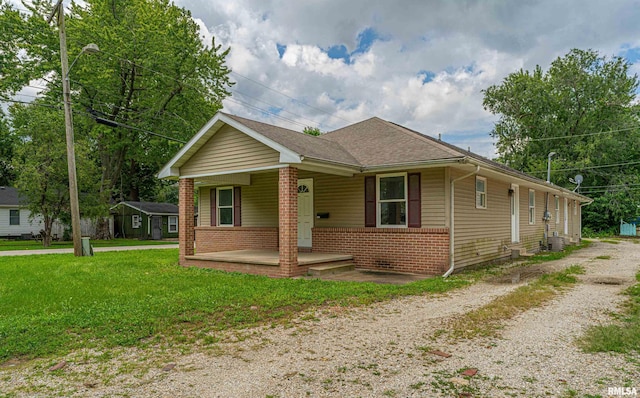 view of front of home featuring a porch and a front yard