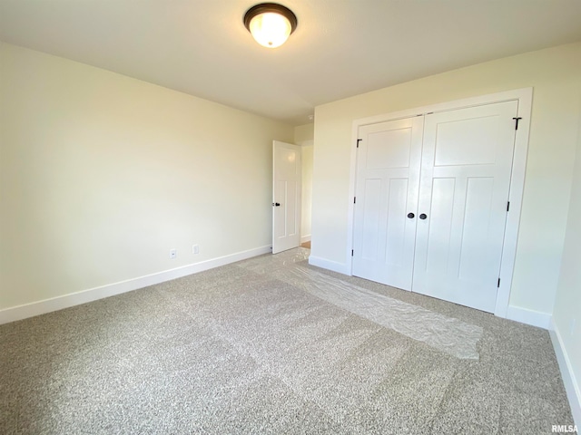 unfurnished bedroom with carpet flooring and a closet