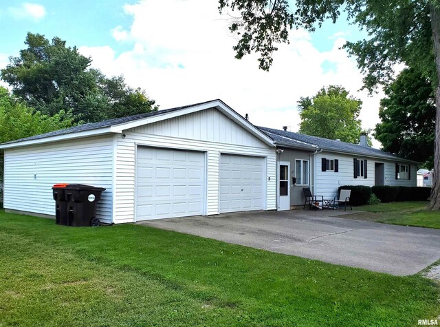 view of front facade with a front yard