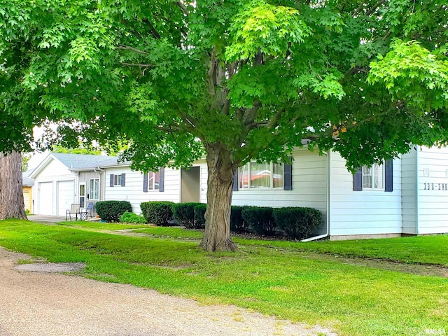 view of front facade with a front lawn