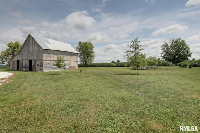 view of yard featuring an outdoor structure