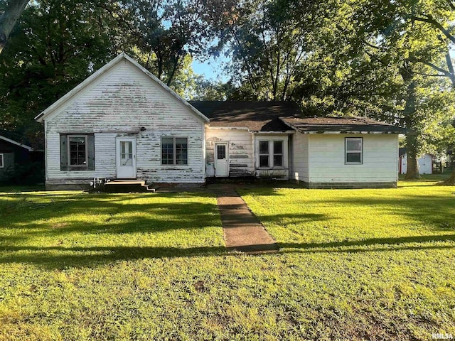 back of house featuring a lawn