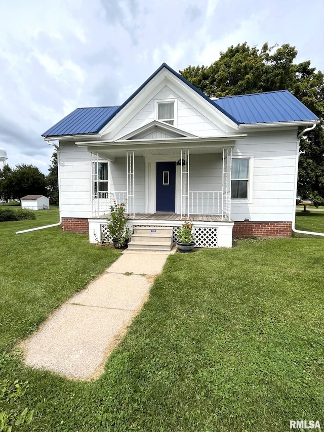 view of front facade featuring a front yard and a porch