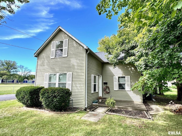 view of front facade with a front yard