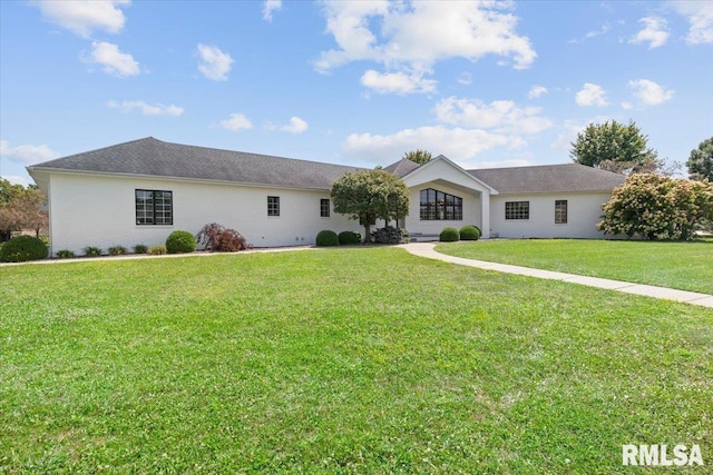 ranch-style home featuring a front lawn