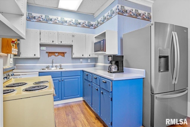 kitchen with blue cabinets, sink, decorative backsplash, light hardwood / wood-style floors, and stainless steel fridge with ice dispenser