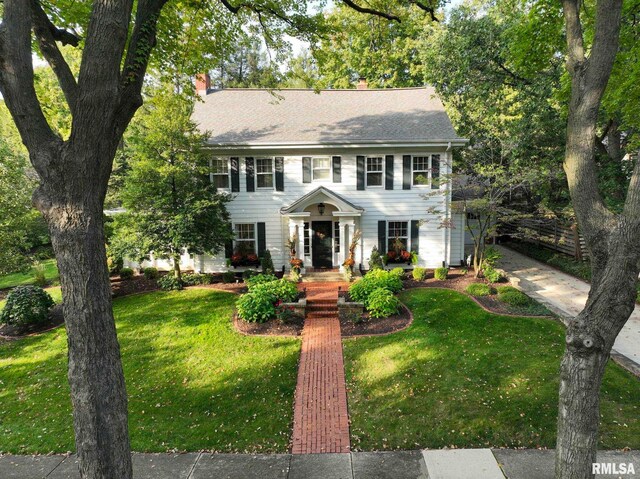 colonial inspired home featuring a front yard