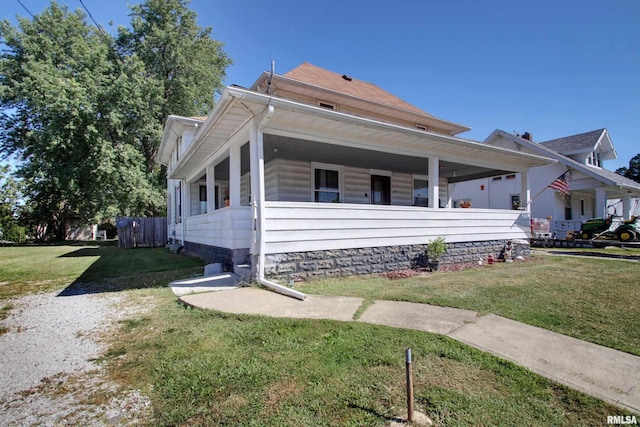 view of front of property featuring a front lawn and covered porch