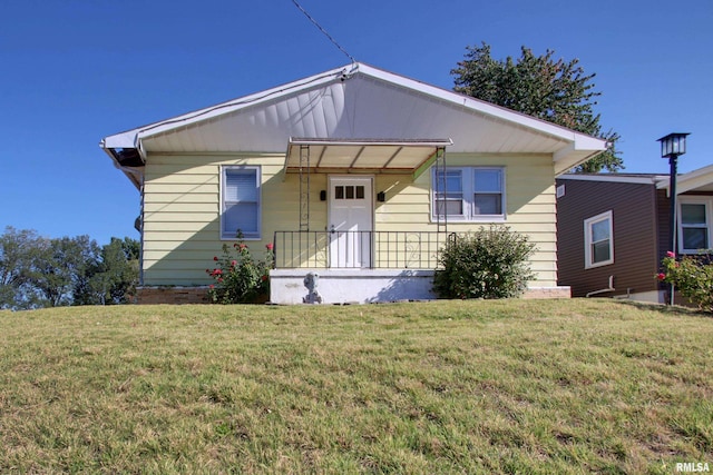 view of front of property featuring a front yard