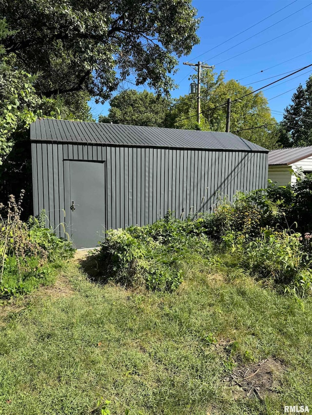 view of yard with a storage unit