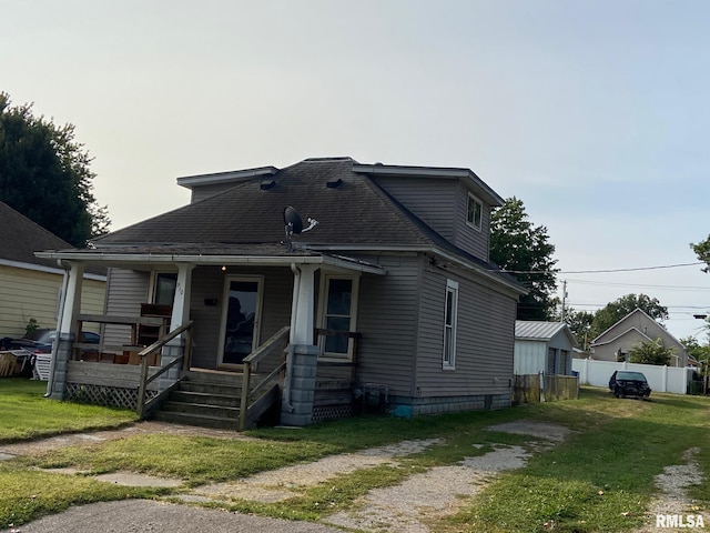 bungalow featuring a front lawn