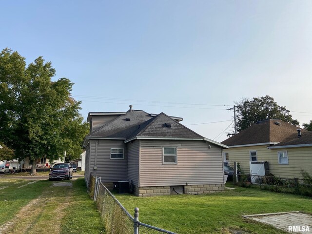 910 W Vandeveer St, Taylorville, IL 62568 - photo 2