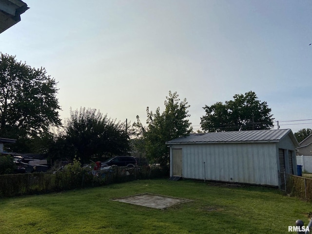 view of yard at dusk