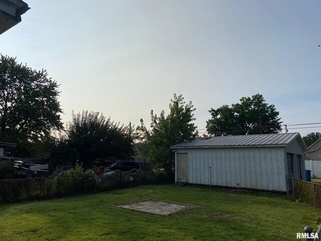 910 W Vandeveer St, Taylorville, IL 62568 - photo 3