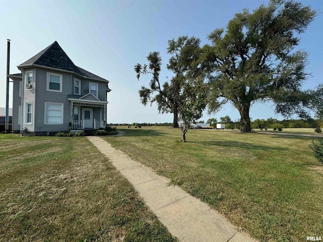 view of front facade with a front lawn