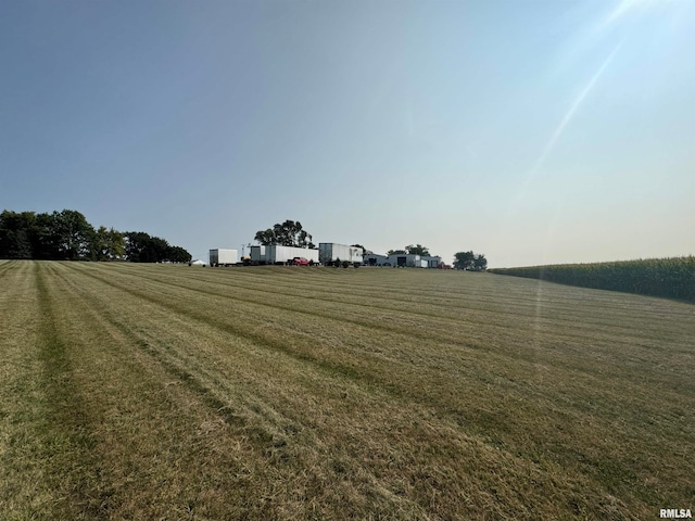 view of yard featuring a rural view