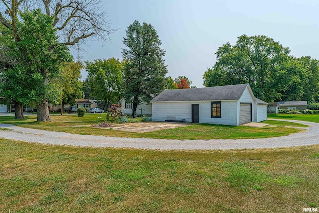 view of front of house featuring a front yard and a garage