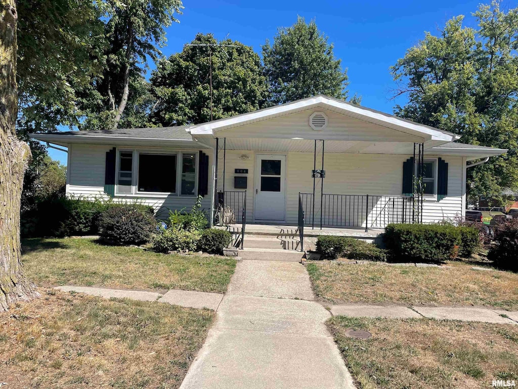 604 E St, Greenfield, IL 62044 - view of front of house with a porch and a front lawn