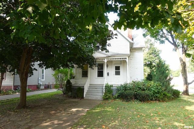 view of front facade featuring a front lawn and covered porch