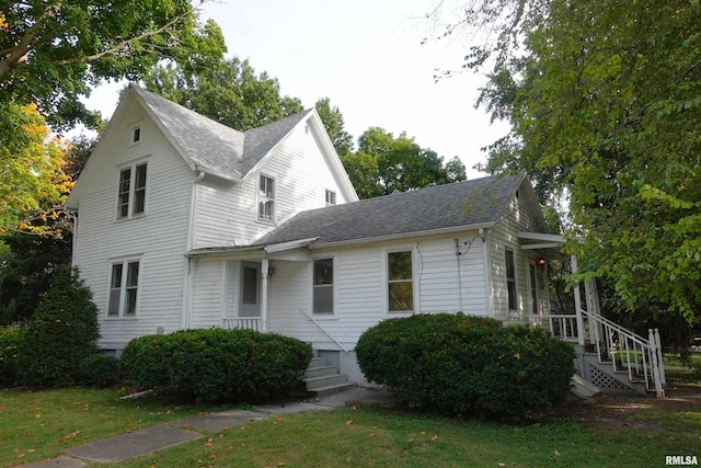 view of front of home featuring a front lawn