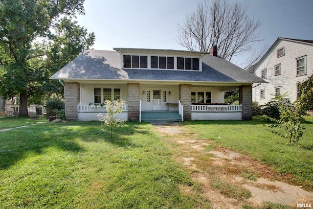 view of front facade featuring a porch and a front lawn