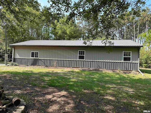 view of side of property featuring a lawn