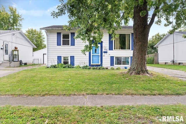 split foyer home with a front yard