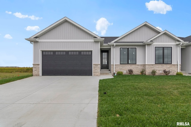 view of front of property featuring a front yard and a garage