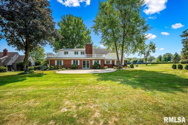 view of front of property featuring a front yard and a patio