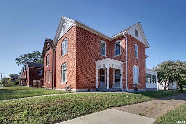 view of front facade featuring a front yard