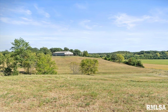 view of yard featuring a rural view