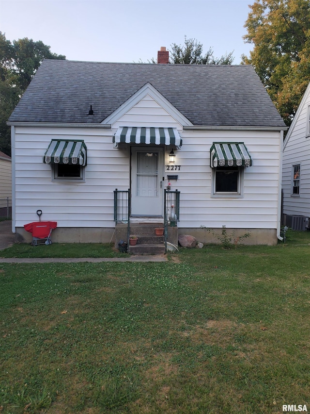 view of front of property featuring a front yard