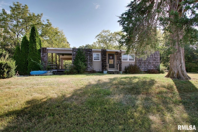 view of front facade with a front lawn