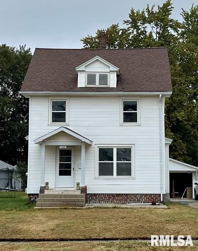 view of front of house featuring a garage and a front yard