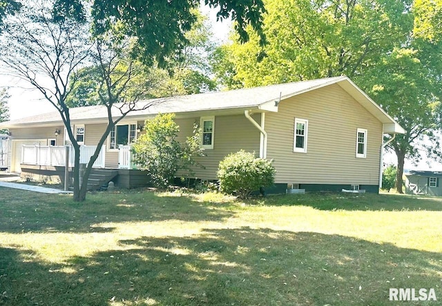 view of side of property featuring a lawn