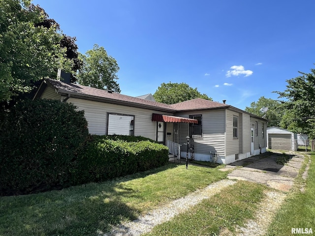 view of front of home featuring a front lawn