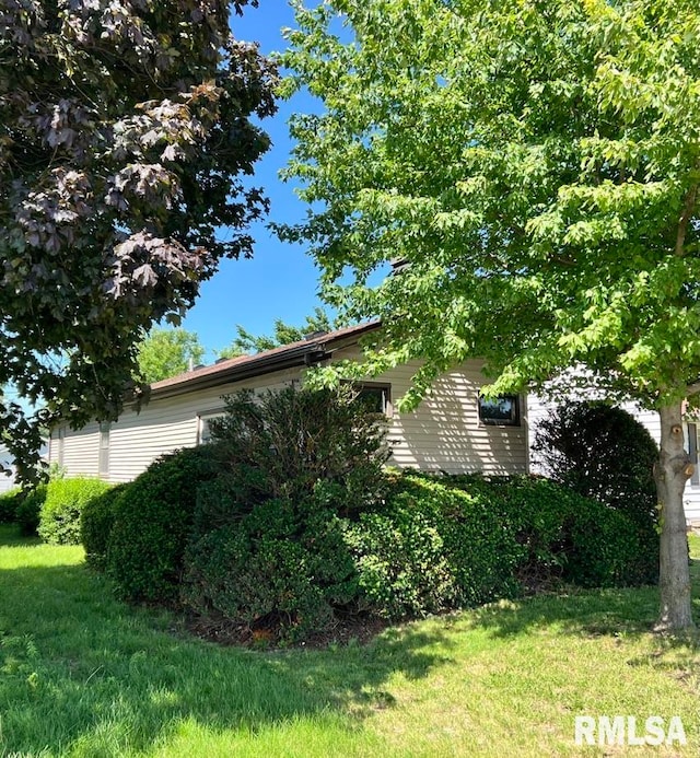 view of side of property featuring a lawn