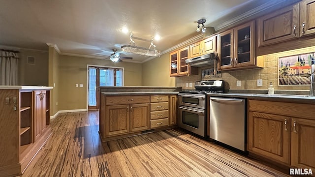 kitchen featuring crown molding, ceiling fan, tasteful backsplash, light hardwood / wood-style floors, and stainless steel appliances