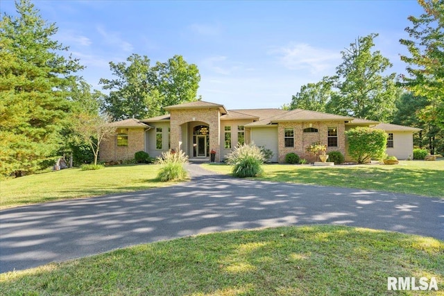 view of front of home featuring a front yard