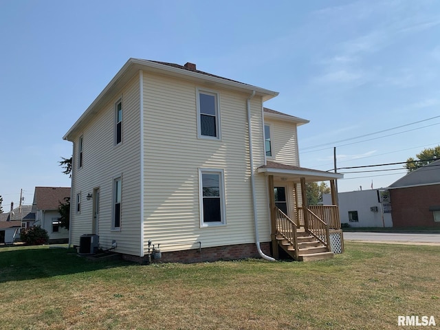 view of front facade featuring a front yard and cooling unit