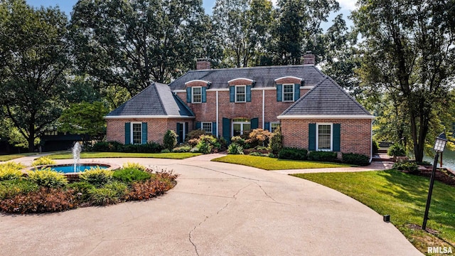 view of front of property with a front yard